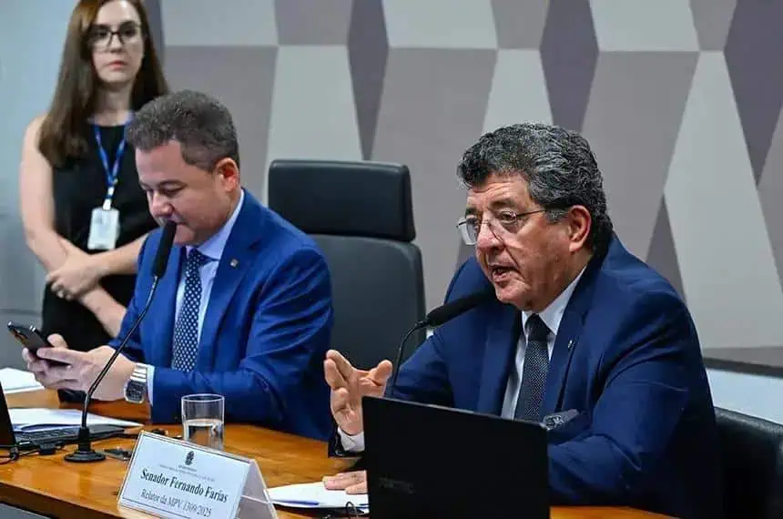 Senador Fernando Faria em evento de direito, discussão sobre legislação, política e direitos humanos no Brasil, com ampla cobertura jornalística pela Direito Hoje Notícias.