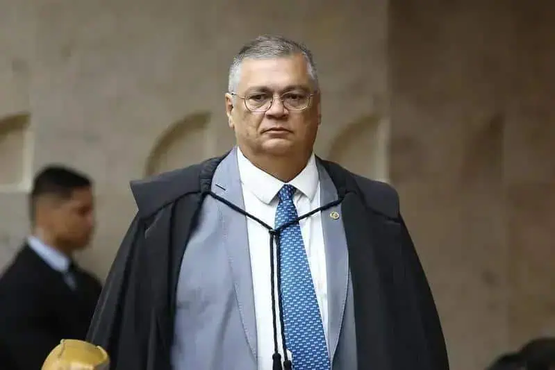 Advogado com toga e gravata em ambiente jurídico, representando notícias de direito hoje e temas do direito brasileiro.