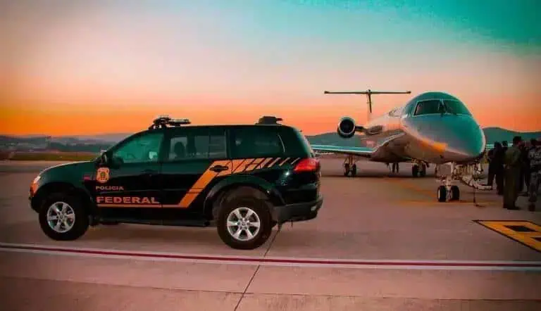 Polícia federal abordando jatinho de luxo em pista de aeroporto ao pôr do sol, destacando segurança e investigação criminal.