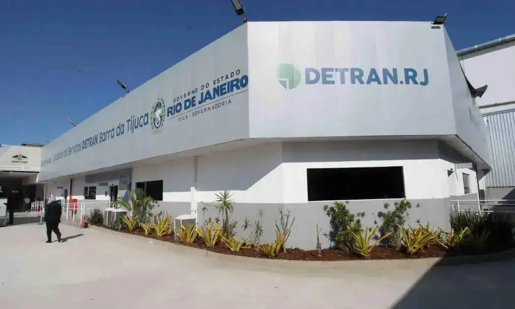 DETRAN RJ na Barra da Tijuca, Rio de Janeiro, sede do órgão de trânsito estadual, destacando a infraestrutura moderna e sinalização com logos oficiais, importante para a regularização e fiscalização de veículos.