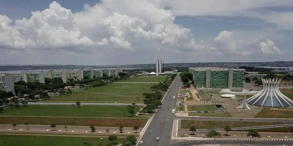 Arquivo, edifícios públicos e áreas verdes em Brasília, sede do poder central do Brasil - Centro Administrativo do Distrito Federal.