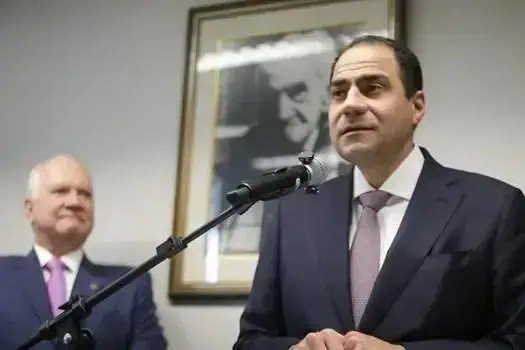 Advogado em discurso durante evento jurídico, com enfoque em direito, legislação e notícias jurídicas, reforçando a importância do Direito Hoje Notícias no cenário legal brasileiro.