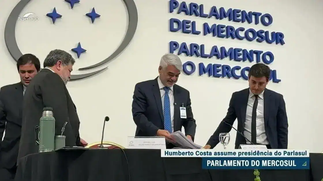 Humberto Costa assume presidência do Parlalsul no Mercosul durante evento oficial, destacando a importância do parlamento no fortalecimento da integração regional e do comércio entre os países membros.