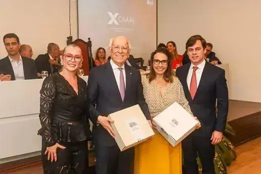 Reconhecimento de profissionais do direito na cerimônia do Direito Hoje Notícias em evento formal.