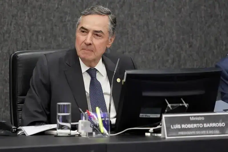 Legislador André Mendonça participa de reunião no Congresso Nacional, discutindo temas jurídicos relevantes e atualidades do direito brasileiro, com foco em jurisprudência e legislação.