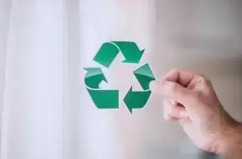 Reciclagem de papel com símbolo de reciclagem verde, representação de sustentabilidade e meio ambiente.