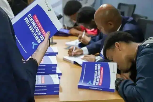 Jovens compartilham histórias e apoio na vida após abrigos