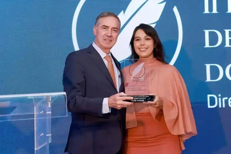Reconhecimento de prêmio em evento de direito, homenagem a profissionais do setor jurídico, premiação de destaque na área de direito hoje notícias.
