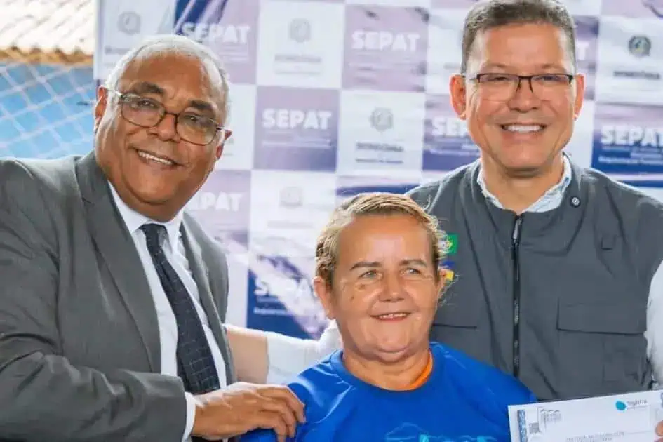 Reconhecimento de pessoas que receberam benefícios judiciais em evento jurídico do SEPAT, destacando ações de direito social e cidadania no Brasil.