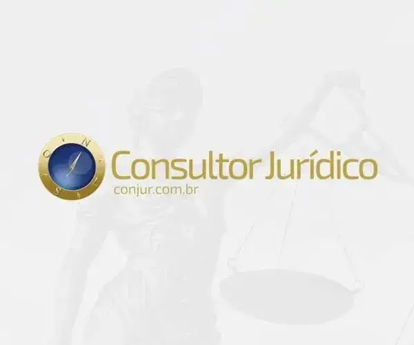 Consultor jurídico com balança e martelo, símbolo de advocacia e justiça, representando serviços jurídicos confiáveis e especializados em direito.