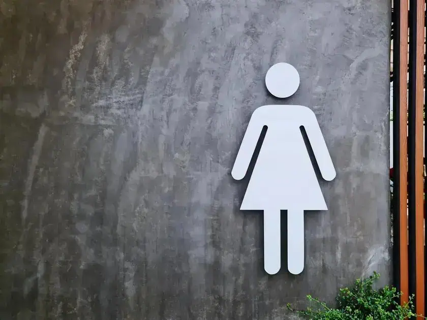 Privacidade feminina, sinalização de banheiro feminino, acessibilidade para mulheres, símbolo de toalete feminino.