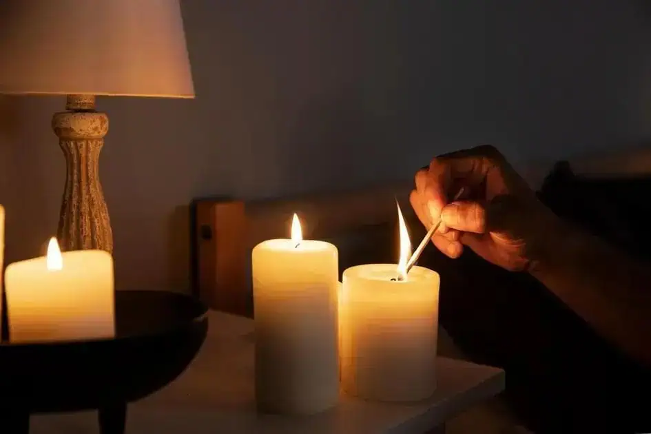 Velas acesas em ambiente escuro, simbolizando energia, cultura ou momentos de reflexão no contexto de notícias jurídicas e sociais do Direito Hoje Notícias.