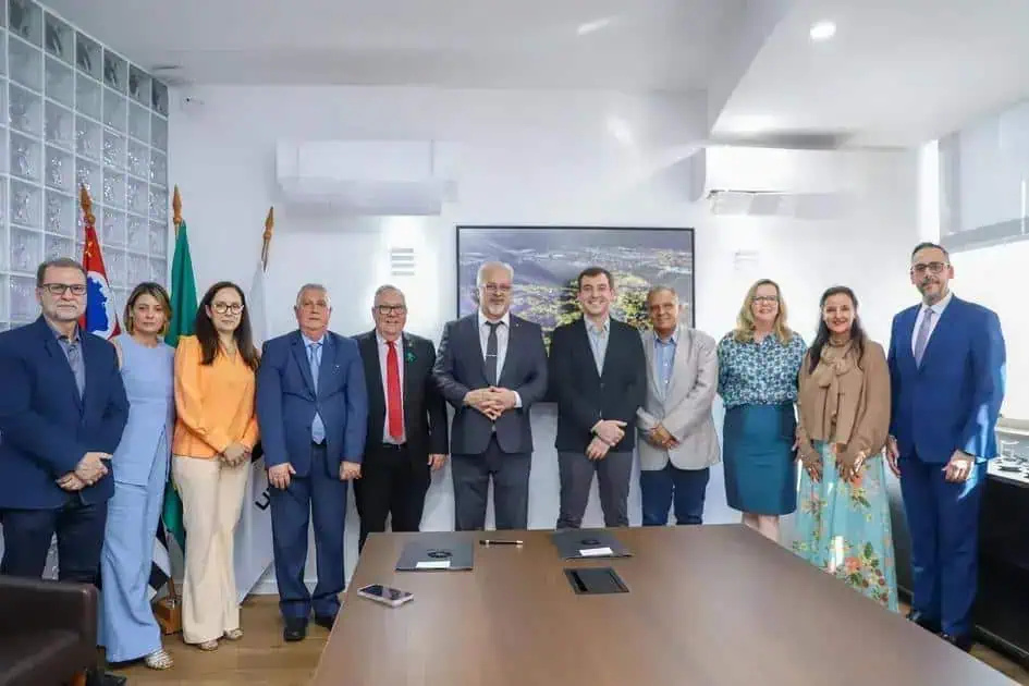 Profissionais de direito em reunião oficial, discutindo atualizações e estratégias jurídicas em ambiente corporativo e institucional, reforçando o compromisso com o direito e a justiça.
