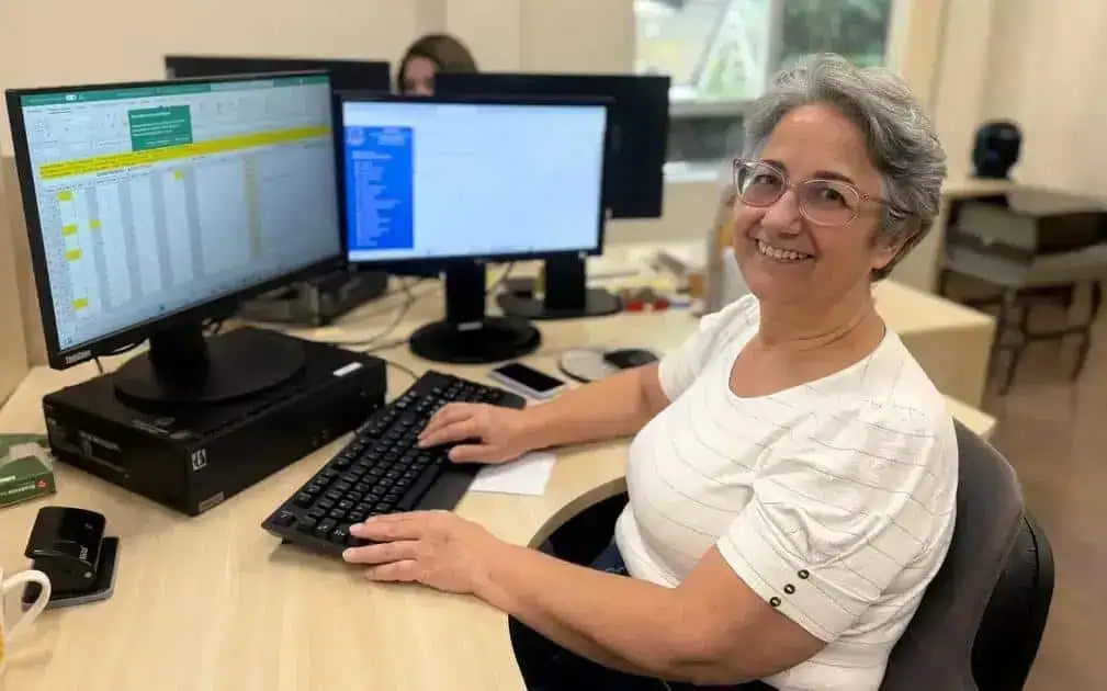 Relatório de advogada analisando documentos jurídicos no escritório de advocacia Direito Hoje Notícias, foco em notícias de direito, legislação, jurisprudência e atualidades jurídicas no Brasil.