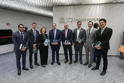 Profissionais do Direito em evento de networking no Espaço Cultura, durante debate sobre avanços jurídicos e inovação no setor jurídico brasileiro.