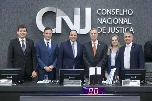 Conselho Nacional de Justiça reunido em sessão oficial, profissionais do setor jurídico discutindo pautas relevantes para o direito brasileiro.