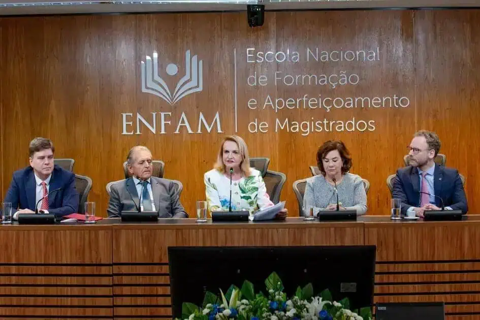 Enfocada em temas jurídicos e de formação de magistrados, a imagem mostra painel da Escola Nacional de Formação e Aperfeiçoamento de Magistrados (ENFAM) durante evento de Direito Hoje Notícias.