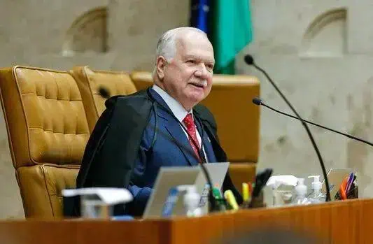 Juiz aposentado em audiência judicial, promovendo decisão no tribunal, representando o sistema jurídico brasileiro.
