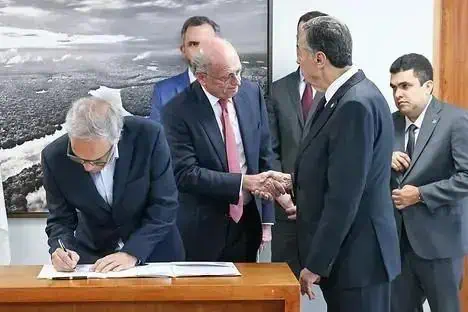 Acordo judicial entre autoridades e representantes de entidades civis em formalização de convenção de cooperação.