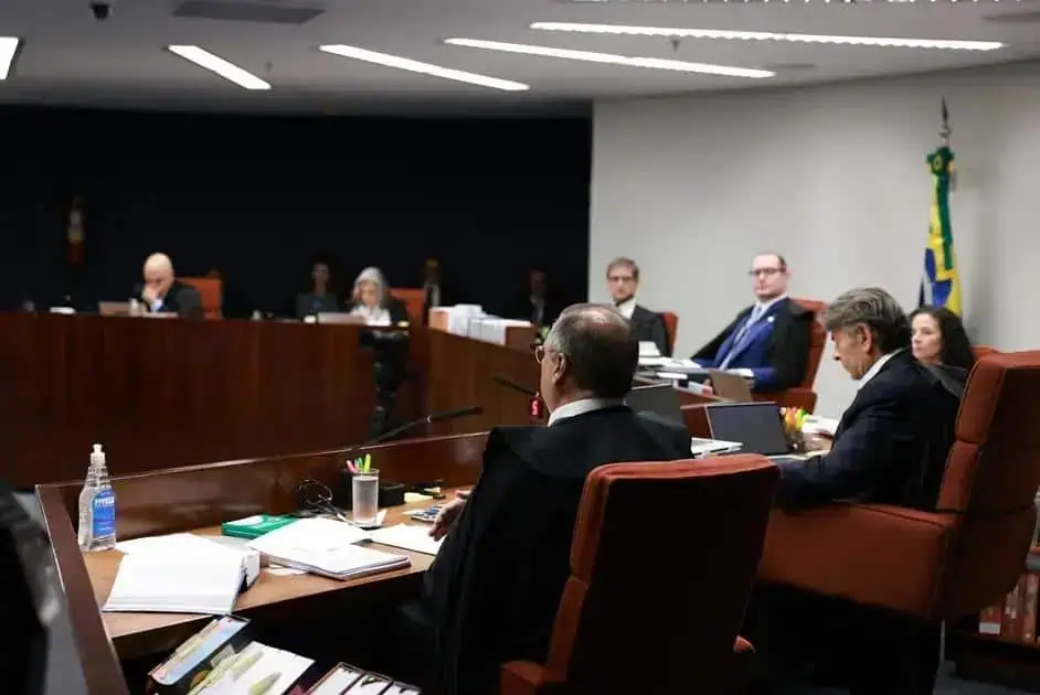 Audiência no tribunal de justiça com juízes e advogados em discussão jurídica, reforçando notícias jurídicas e direito hoje notícias, sobre processos e decisões em andamento.