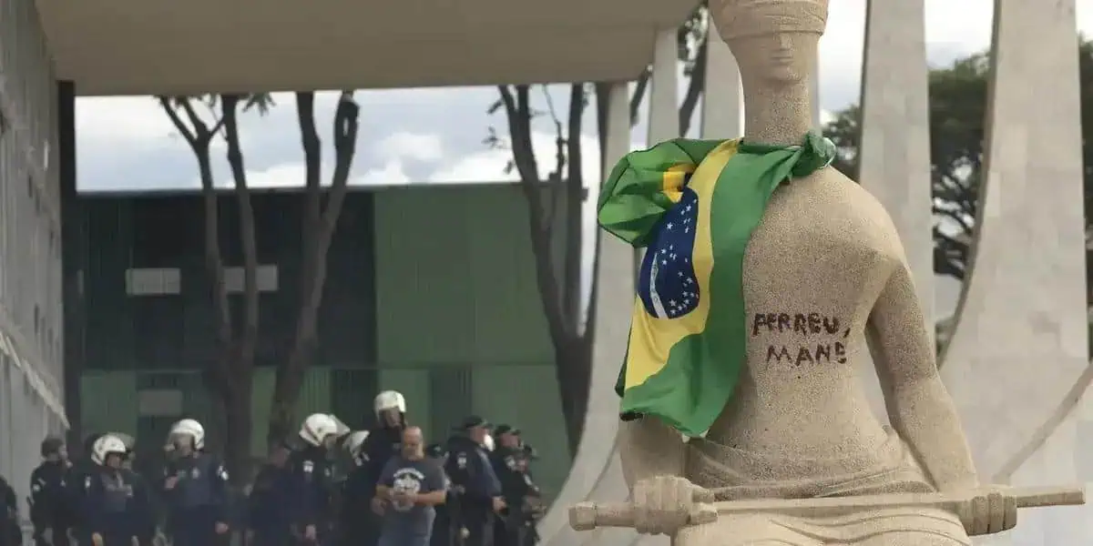 Manifestação pelo Brasil com símbolo nacional na estátua, protestos por direitos, liberdade e justiça social no contexto atual de manifestações brasileiras e atenção às questões sociais no país.