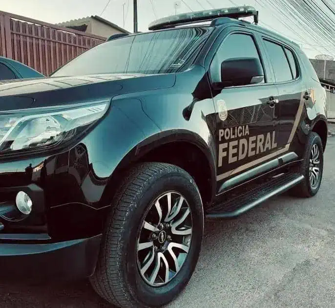 Polícia Federal carro de investigação, veículo oficial de força policial federal, viatura policial moderna e segura, utilizada em operações de combate ao crime organizado no Brasil.