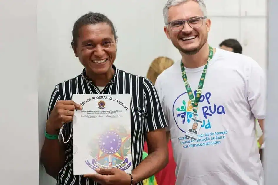 Reconhecimento de direitos civis e participação social de indivíduos vulneráveis na justiça brasileira com foco em igualdade e inclusão.