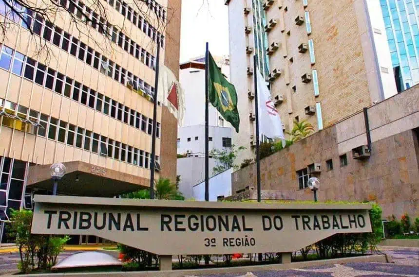 Tribunal regional do trabalho, sede do TRT 3ª região, edifícios altos ao redor, bandeiras do Brasil e de sindicatos, fachada moderna, notícias de direito do trabalho, justiça trabalhista, direito hoje notícias.