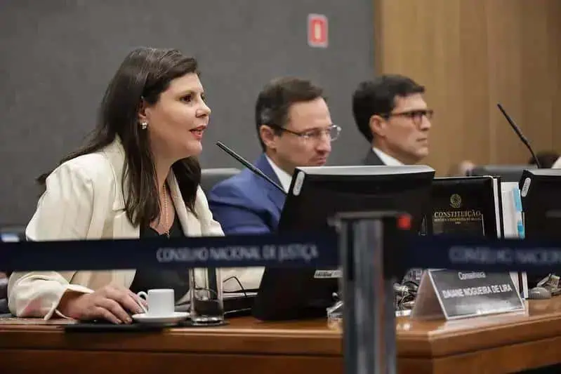 Advogados e parlamentares participando de sessão no Congresso Nacional de Justiça, discutindo temas jurídicos e constitucionais importantes do Brasil.