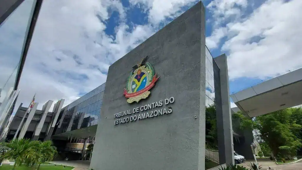 Tribunal de Contas do Amazonas, justiça, controle, fiscalização, órgão público, arquitetura moderna, sede do tribunal, fiscalização de contas públicas, justiça estadual, decisão judicial, transparência administrativa.