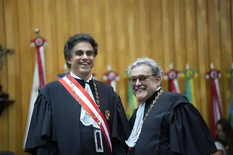 Advogado recebendo homenagem em cerimônia acadêmica no Tribunal de Justiça de Santa Catarina, destacando reconhecimento na área do direito.