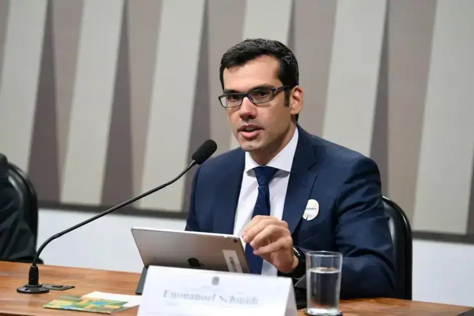 Advogado em audiência pública debatendo legislação e direitos na área jurídica em evento de direito hoje notícias.
