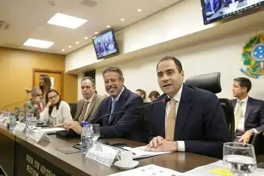 Governança, reunião, painel, discussão de direito, reunião de profissionais jurídicos, evento jurídico, direito hoje notícias, advocacia, conferência de direito, debate jurídico, cenário legal, profissionais do direito, painel de discussão.