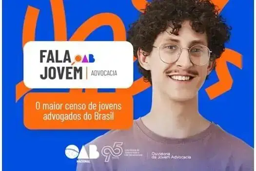 Jovem com cabelo cacheado e óculos, promovendo a campanha Fala Jovem Advocacia, destacando o maior censo de jovens advogados no Brasil, promovido pelo OAB e observando a importância da advocacia jovem.