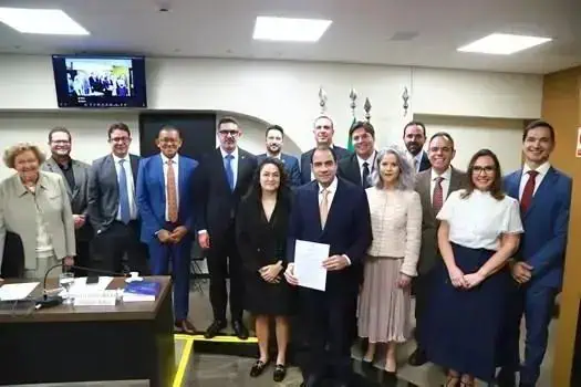Direito Hoje Notícias, equipe de profissionais do setor jurídico reunida para discussão de pautas relevantes na área do direito, em ambiente de escritório formal e elegante.