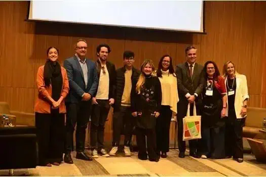 Profissionais e acadêmicos em evento de Direito Hoje Notícias, participando de mesa redonda sobre direito e inovação, promovendo networking, debates jurídicos e atualização profissional no setor jurídico brasileiro.