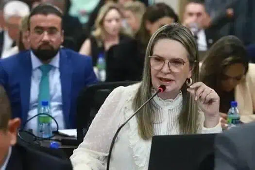 Advogada participando de audiência no tribunal, apresentando argumentos jurídicos durante sessão de direito.