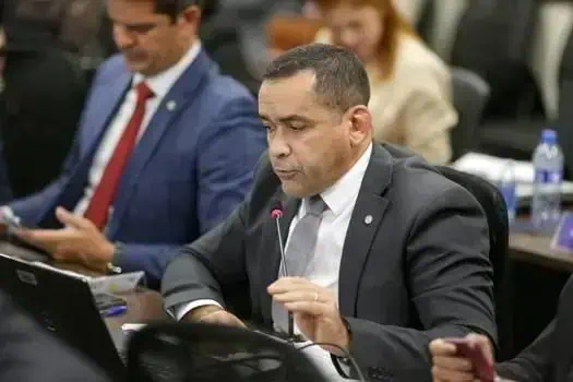 Advogado conduzindo reunião em ambiente jurídico, representando a importância do direito nas notícias de Direito Hoje Notícias.