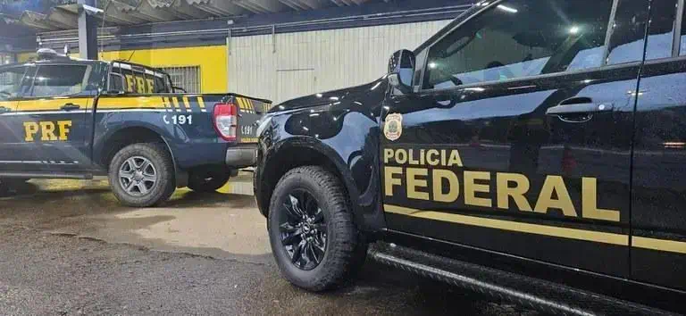 PRF e Polícia Federal em operação policial, veículos de fiscalização e segurança pública na cena de um incidente, reforçando o combate ao crime e a importância das ações de segurança no Brasil.