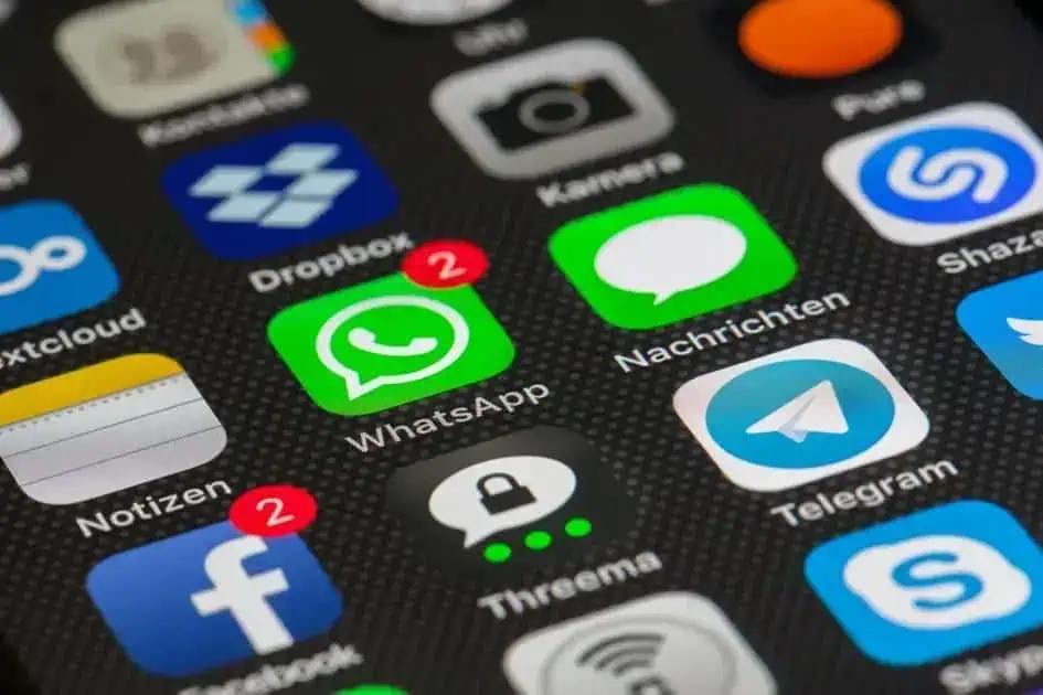 Aplicativos de mensagem e redes sociais no celular, destaque para WhatsApp, Facebook, Telegram e Instagram, utilizados para comunicação e notícias.