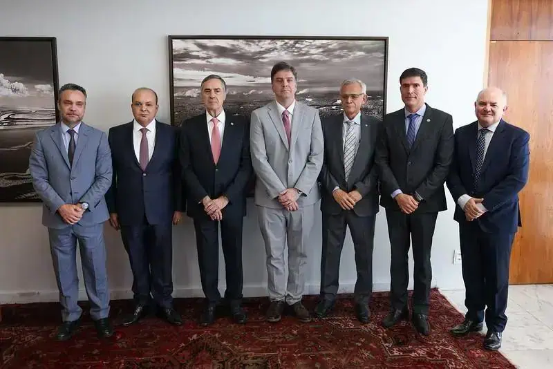 Advogados e profissionais do direito em reunião formal, representando a evolução e atualizações do Direito Hoje Notícias no campo jurídico brasileiro.