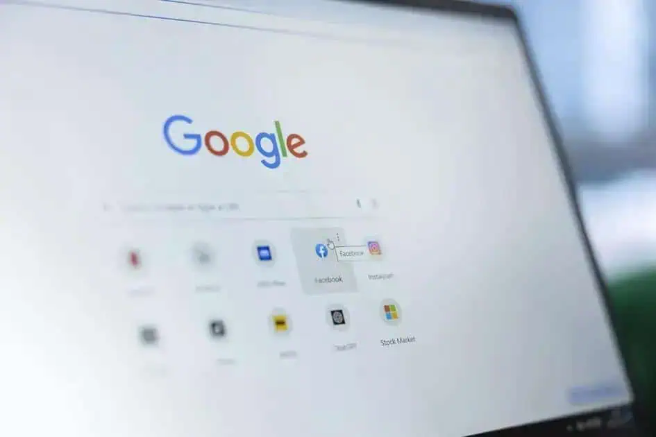 Pesquisa no Google em computador portátil, acessando notícias e informações jurídicas de Direito Hoje Notícias.