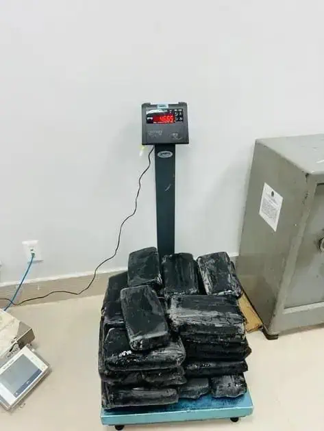 Bloquear pesos de ferro na balança de precisão em ambiente jurídico, indicando uma matéria relacionada a medidas de segurança ou controle de peso para processos legais.