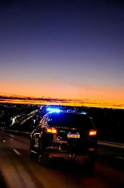 Polícia Federal em rápida ação durante o pôr do sol, reforçando o combate ao crime e a segurança pública no Brasil.