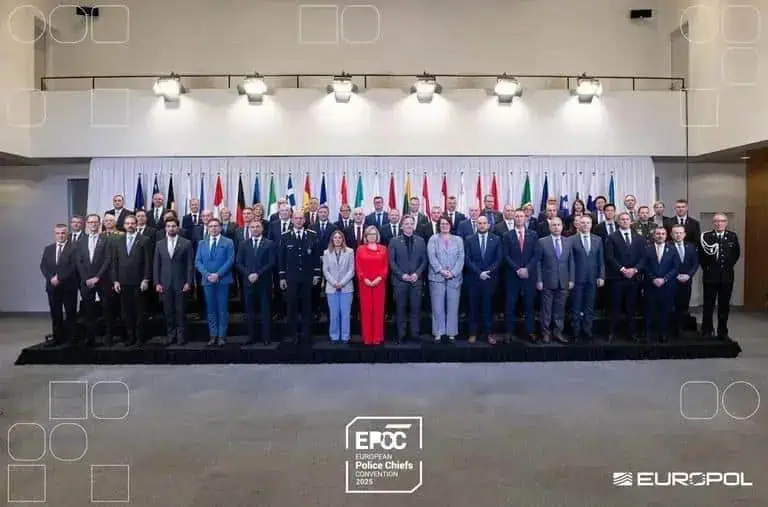 Direito hoje notícia, grupo de líderes civis e policiais na conferência internacional sobre direitos humanos e segurança pública em evento da Europol 2023.