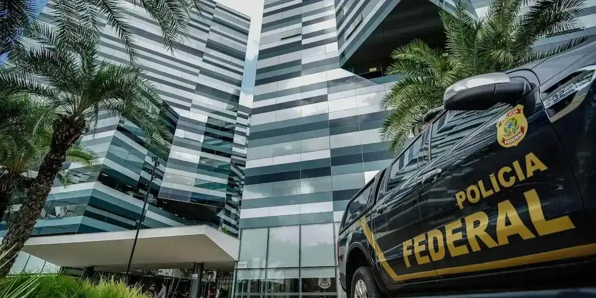 Polícia Federal realizando diligências em prédio corporativo moderno, ressaltando operações de combate ao crime no Brasil.