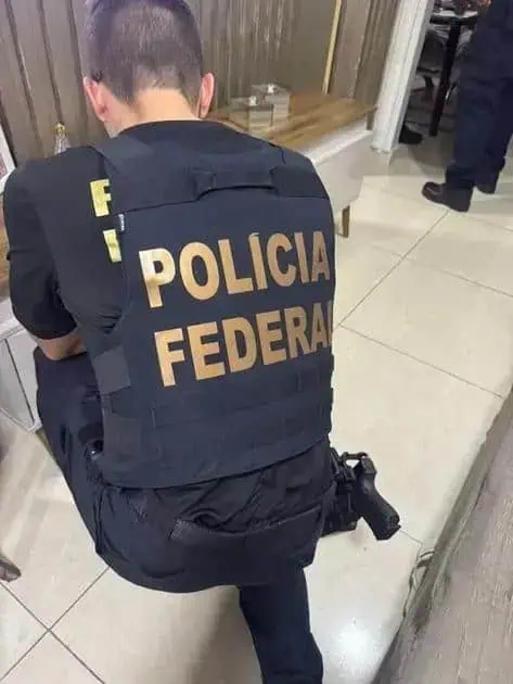 Polícia Federal atuando em operação de segurança pública, destacando a importância do trabalho de investigação e combate ao crime no Brasil.