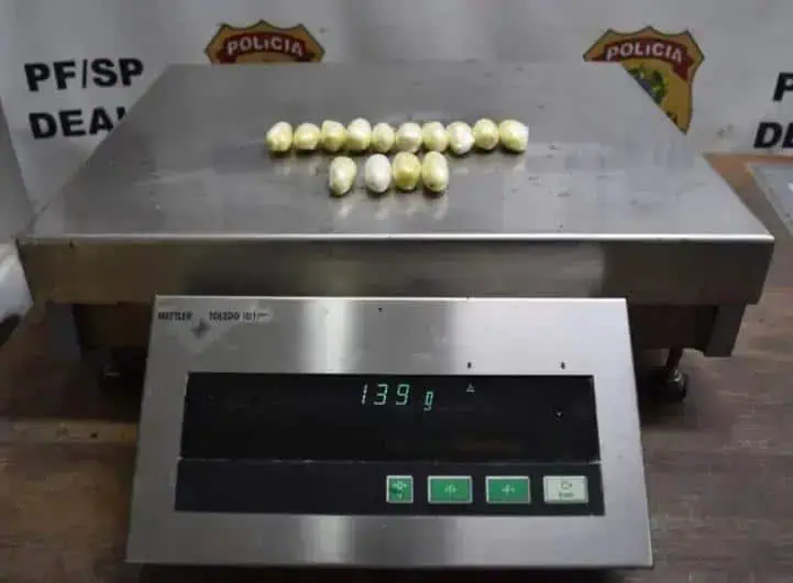 Moradores sendo flagrados com drogas apreendidas pela polícia em operação. A balança digital mostra o peso de 139g, indicando possível tráfico de drogas na região.