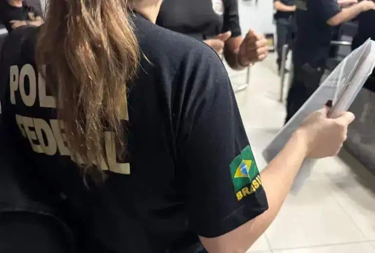 Policial leitura de documento em operação policial, focado em segurança pública e combate ao crime.