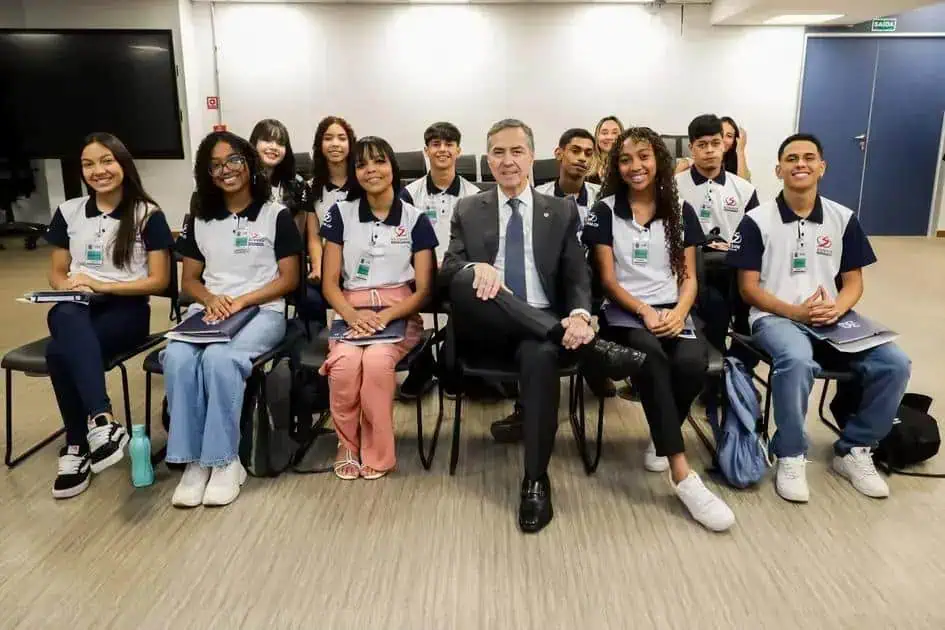 Estudantes de Direito Hoje Notícias participando de palestra em sala de aula com professor ou palestrante, promovendo educação jurídica e formação acadêmica.
